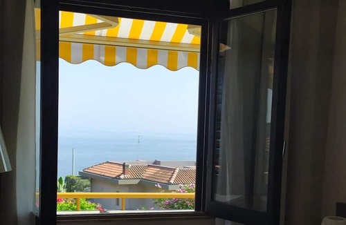Cannizzaro Bed & Breakfast | Nero Basalto Azzurro Mare