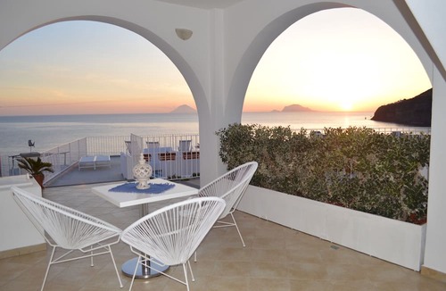 Malfa House | A Alera Room and Breakfast