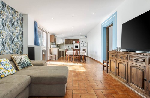 Cinisi House | Holiday Home 'Villa Antonio' with Sea View, Wi-Fi and Air Conditioning