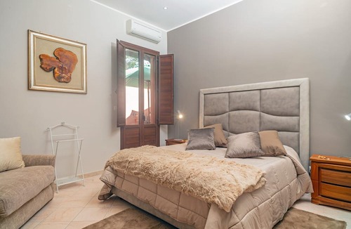 Belpasso House | Holiday Home 'Le 100 Sculture Apartment' with Mountain View, Wi-Fi and Air Conditioning