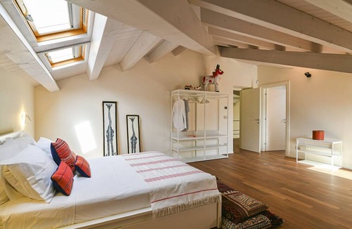 Isola Villa | Villa Syracusia - Six Bedroom Villa, Sleeps 12