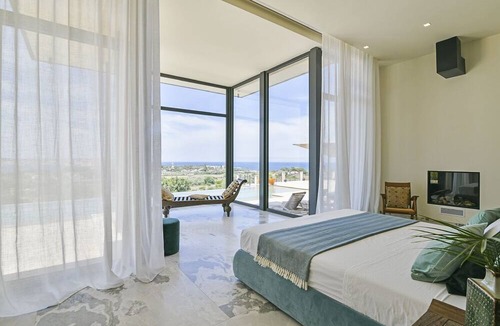 Isola Villa | Villa Syracusia - Six Bedroom Villa, Sleeps 12