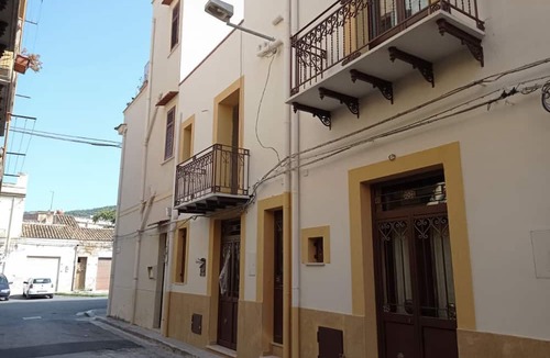 Bagheria Apartment | Via Grotte House Fully Renovated Modern, Central and 3 min walk to Train