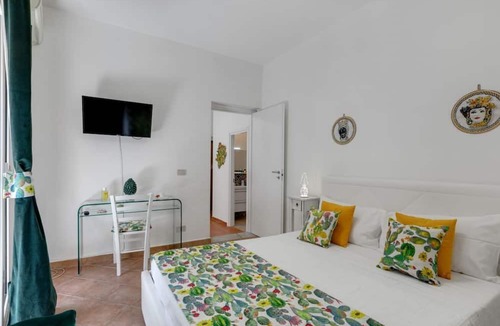 Castellammare Apartment | GuestHost - Cozy 60 sqm apartment, for 3 people, with 3 balconies and located on the 2nd floor of a renovated building without lift. The property is located in the heart of the historic center (Traffic Restricted Area), inside Vucciria area, one of the c