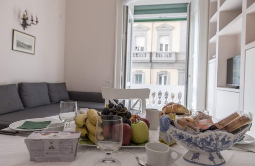 Santa Lucia Apartment | Luxury San Carlo apartment in the heart of Naples with sea view