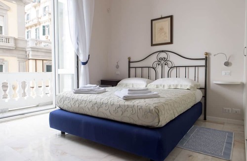 Santa Lucia Apartment | Luxury San Carlo apartment in the heart of Naples with sea view