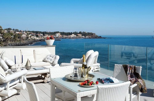 Aci Castello Apartment | Unique Apartment with Panoramic Terrace and Hammam