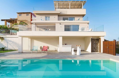 Taormina Villa | My Rental Homes - Villa Shelly with swimming pool, terrace and air conditioning
