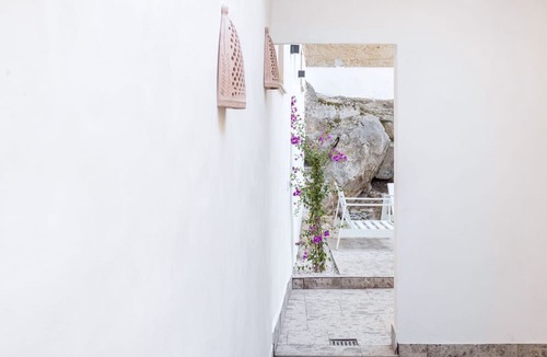 Palermo Apartment | Apartment 'Travel Rooms-Arenella Piano Terra 2' with Mountain View, Wi-Fi and Air Conditioning