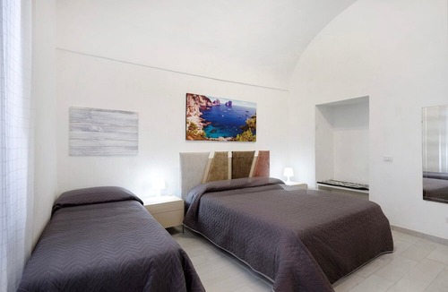 Vico Equense Apartment | Apartment 'Penisola 5' with Shared Terrace, Wi-Fi and Air Conditioning