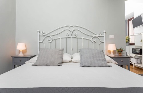 Catania City Centre Apartment | Apartment 'Aparo House One' with Balcony, Wi-Fi and Air Conditioning