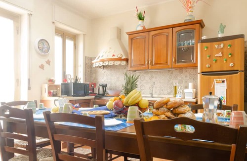 Coste Apartment | Casa Aurora a stone's throw from the railway
