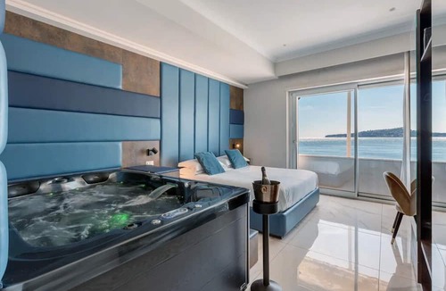 San Ferdinando Apartment | Room 'Luxury Seaview Con Jacuzzi' with Balcony, Wi-Fi and Air Conditioning