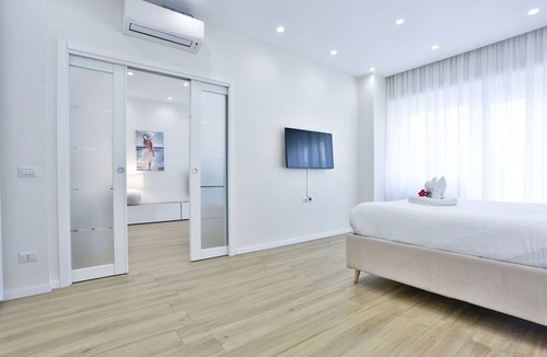 Vomero Apartment | GuestHost - Comfortable and bright apartment perfect for 2 people and equipped with all comforts, including a spacious 15 sqm balcony ideal for relaxing moments. The apartment is located in Via Cimarosa, in the lively Vomero district, an ideal area for a