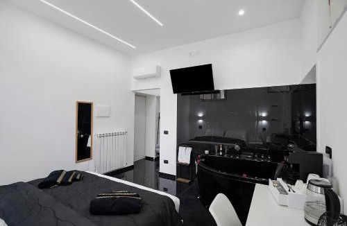 Mercato San Severino Bed & Breakfast | Black And White