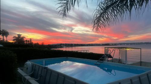 Isola Apartment | Casa con piscina e vista mare dal giardino