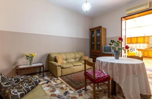 San Filippo del Mela Apartment | Milazzo Apartment with additional shower in Garden