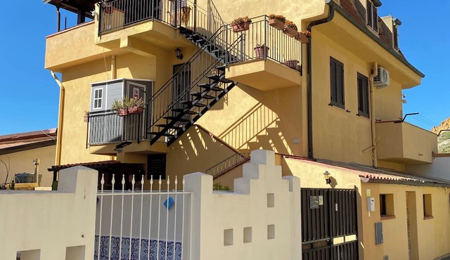 Apartment - Sleeps 5, Free Parking & Pet Friendl