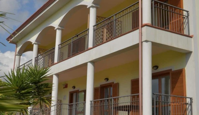 Larus Hotel