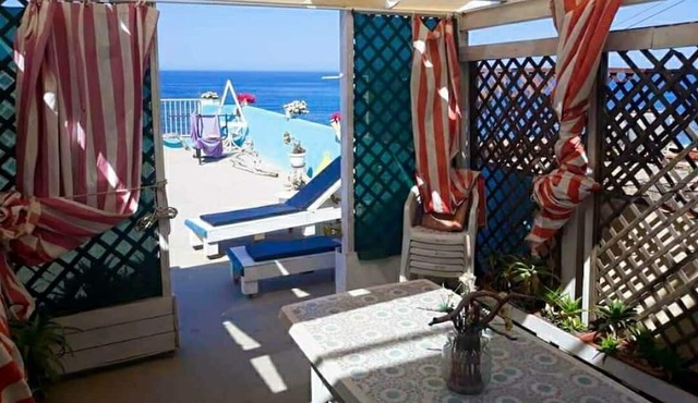 "Apartment for 4-5 people" with terrace by the sea, barbecue, deck chairs