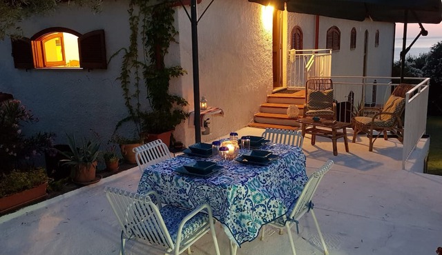 Panoramic apartment in villa 300 meters from the sea, private garden with sea view