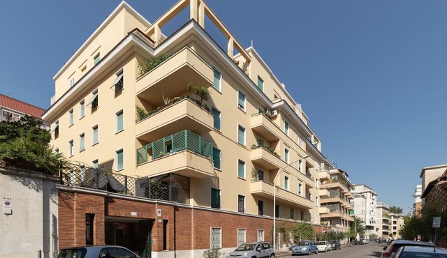 GuestHost - Cozy and comfortable 70sqm apartment, able to accommodate up to 3 people, located on the ground floor of a five-story building, less than 5 minutes' walk from the Bologna Metro station and the square of the same name.The apartment is complete
