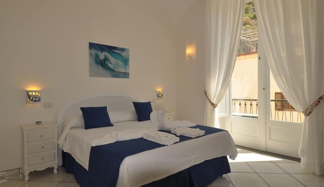 L'Ancora - Bright Sea front, Self Catering Apartment