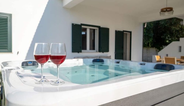 Villa Oasis - Private garden with jacuzzi by the beach