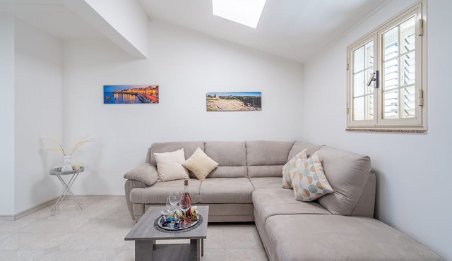 Villa Segesta holiday flat with terrace, WiFi and air conditioning
