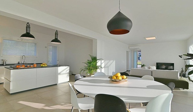Villa Brezza: A bright and sunny three-story villa situated in a quiet location, a few minutes from the town center, with Free WI-FI.