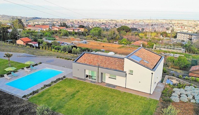 Villa Brezza: A bright and sunny three-story villa situated in a quiet location, a few minutes from the town center, with Free WI-FI.