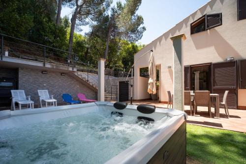 Breathtaking Sea Views & Jacuzzi in Cefalù